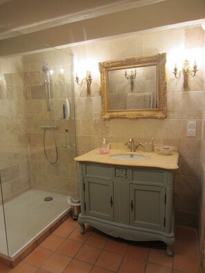 Haartrockner, Seife, Shampoo, Toilettenpapier