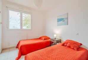 2 bedrooms, iron/ironing board, travel crib