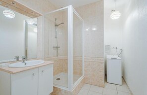 Douche, séchoir à cheveux, savon, papier de toilette
