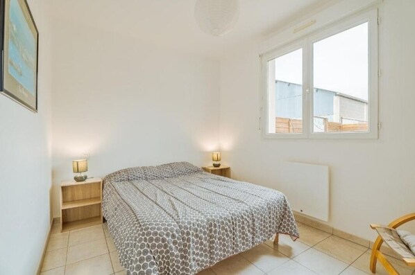 2 bedrooms, iron/ironing board, travel crib