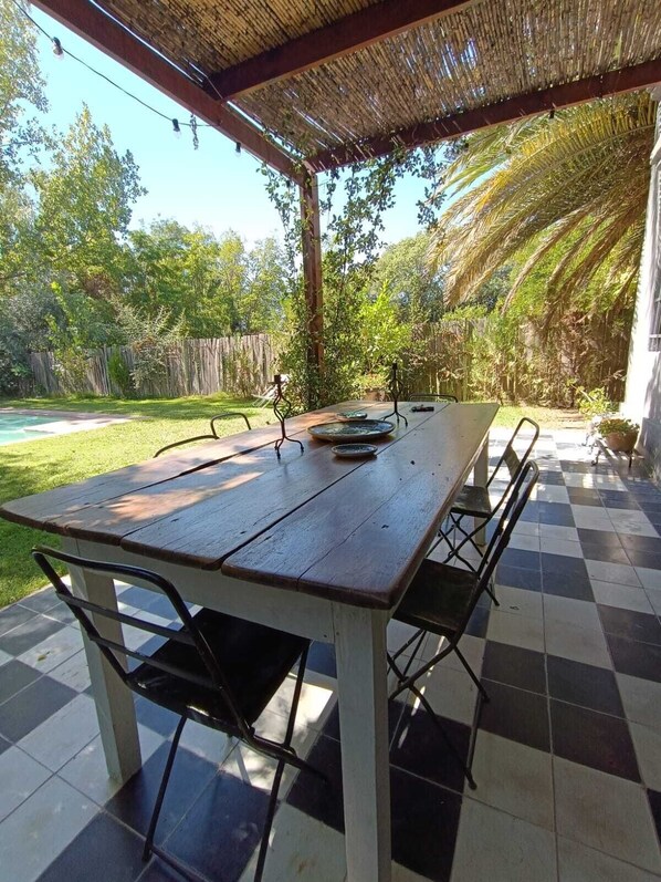 Outdoor dining - Casa Alba Linda, en lo mas Lindo de Chacras de Coria, Mendoza (Luján de Cuyo)
