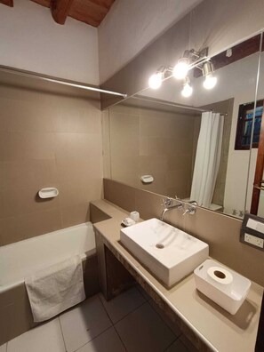 Bidet, toallas, jabón, papel de baño 