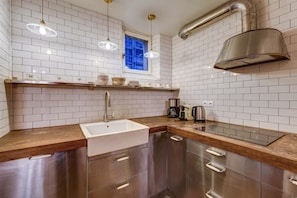 冷蔵庫、電子レンジ、オーブン、コンロ