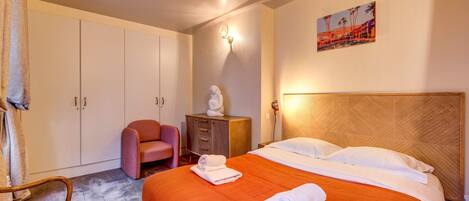 3 chambres, bureau, fer et planche à repasser, lit parapluie