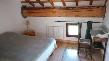 4 slaapkamers, een bureau, een strijkplank/strijkijzer, reisbedje