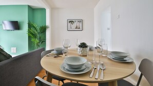 Apartment | In-room dining - Urban Central 2 Bed House (Cardiff)