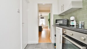 Apartment | Private kitchen - Urban Central 2 Bed House (Cardiff)