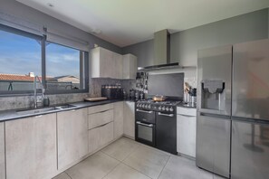 Kühlschrank, Mikrowelle, Ofen, Geschirrspüler