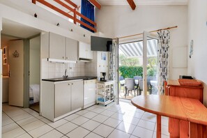 冷蔵庫、電子レンジ、食器洗い機、コーヒー / ティーメーカー