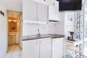 Fridge, microwave, dishwasher, coffee/tea maker