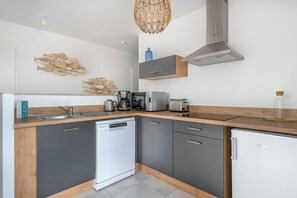 Kjøleskap, mikrobølgeovn, oppvaskmaskin og kaffetrakter/tekoker