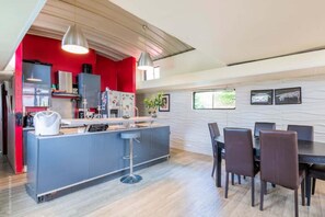 Fridge, microwave, oven, stovetop - Séjour Atypique sur une Péniche (L'Île-Saint-Denis)