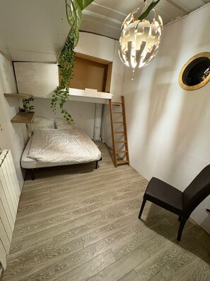 5 bedrooms, desk, iron/ironing board, free WiFi - Séjour Atypique sur une Péniche (L'Île-Saint-Denis)