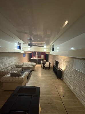 Smart TV - Séjour Atypique sur une Péniche (L'Île-Saint-Denis)