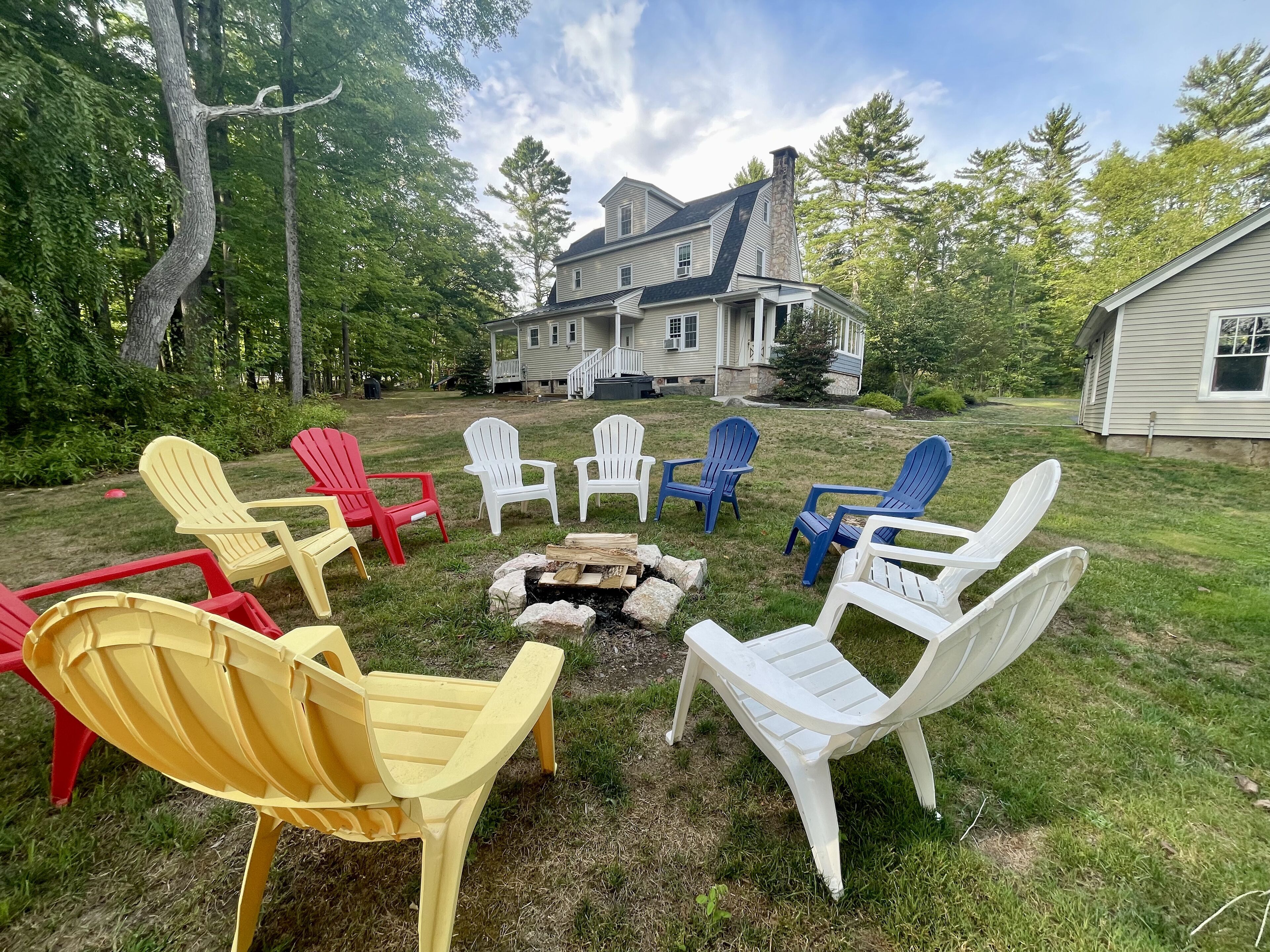 4 bedroom Farmhouse, hot tub, secluded, near hiking, wineries, Bethel Woods