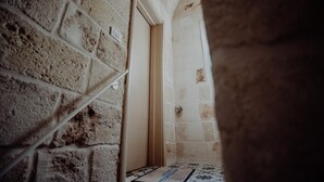 A narrow hallway with a tiled floor and a door at the end. - Casa Viola - Palazzo Pezzola (Monopoli)