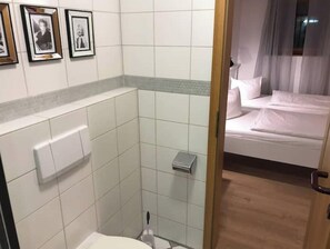 Dusj, hårføner, håndklær og såpe