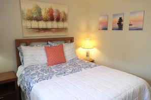 3 bedrooms, in-room safe, desk, iron/ironing board - Entire house with 3 bedroom/1.5 bath (Griffin)