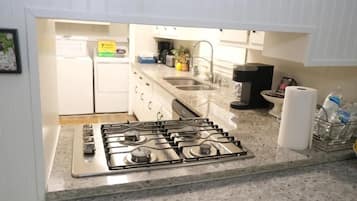 Een koelkast, een magnetron, een oven, een kookplaat