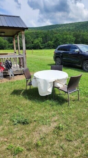 Outdoor dining - Reese Ranch cabin #2
 (Corning)
