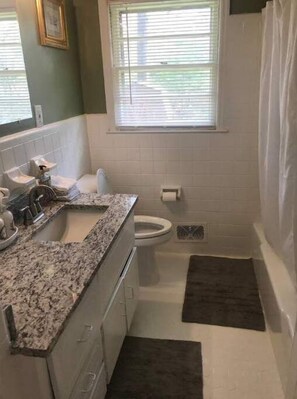 Dusj, hårføner, håndklær og såpe