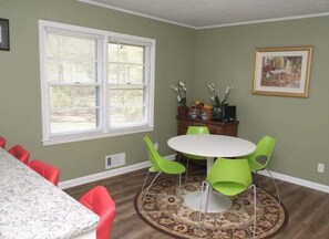 Dining - Experience Griffin charm, just a quick 12-min drive to Atlanta Motor Speedway (Griffin)