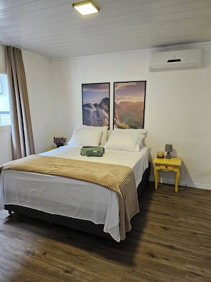 Familien-Suite, 2 Schlafzimmer, Gartenblick | Betten mit Memory-Foam-Matratzen, laptopgeeigneter Arbeitsplatz