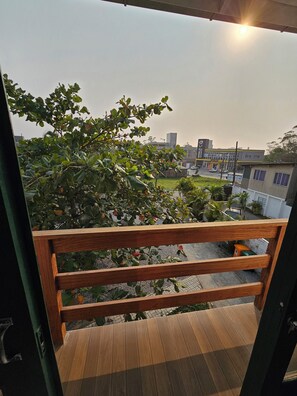 Materassi in memory foam, postazione laptop, tende oscuranti