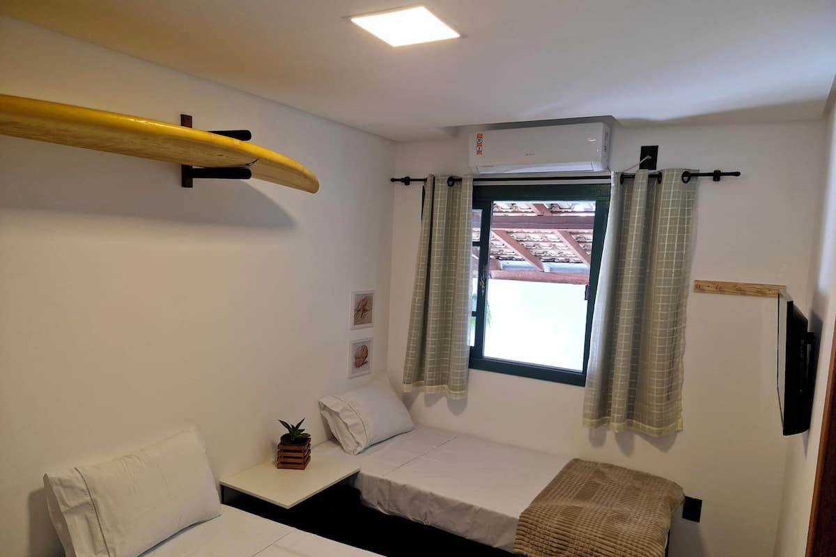 Singola Standard, 2 letti singoli | Materassi in memory foam, postazione laptop, tende oscuranti