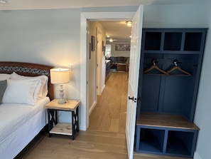 4 chambres, bureau, fer et planche à repasser, lit de bébé portatif
