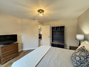 4 habitaciones, escritorio y tabla de planchar con plancha 