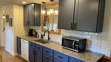 Køleskab, mikrobølgeovn, ovn, kogeplade