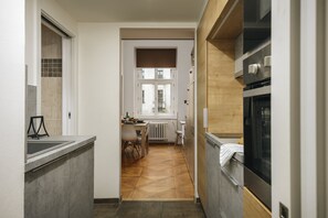 Réfrigérateur, four à micro-ondes, un four, surface de cuisson