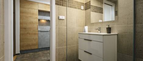 Dusche, Haartrockner, Handtücher, Seife