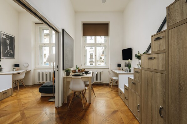 Dining - Cozy and cute apt walking anywhere you want, SEN (Hlavní mesto Praha)