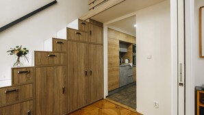 Une cuisine moderne avec des meubles en bois et un sol à motifs géométriques.