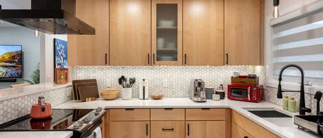 Frigorífico, microondas, horno y placa de cocina