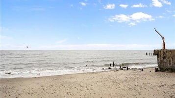 Plage, chaises longues, serviettes de plage