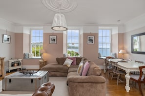 TV - Laston Garden Apartment - Tenby Harbour, Sea Views (Tenby)