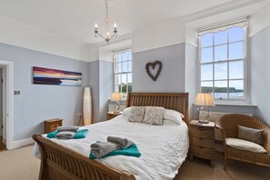 3 habitaciones, tabla de planchar con plancha y cuna de viaje 