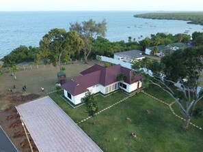 Exterior - Three Bedroom Beachfront Villa, Ocean view with Swimming pool and Kitchen (Tanga)