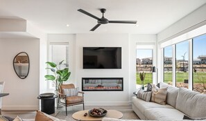 Smart TV, caminetto, videogiochi