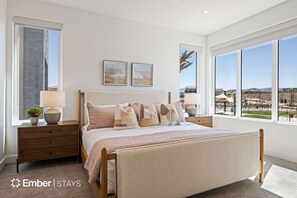 6 slaapkamers, een bureau, een strijkplank/strijkijzer, reisbedje