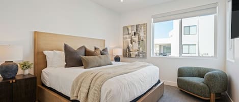 6 habitaciones, escritorio y tabla de planchar con plancha