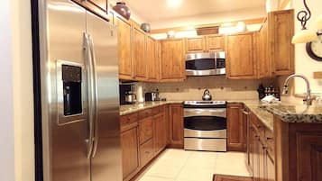 Apartamento, varias camas, vistas a la montaña (Chateau DuMont Oversized 2 Bed 2 Bath) | Cocina privada | Frigorífico grande, microondas, horno y placa de cocina