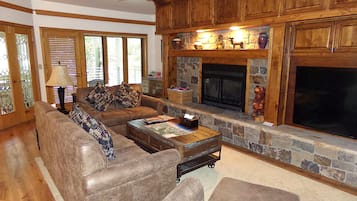 公寓客房, 多張床, 山景 (Chateau DuMont Oversized 2 Bed 2 Bath) | 起居區 | 平面電視、壁爐