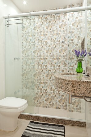 Secador de cabelo, toalhas de banho, sabonete, papel higiênico