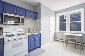 Microwave, dishwasher, cookware/dishes/utensils, paper towels - One BR in Lodi Pet Friendly with Laundry & Parking (Lodi)