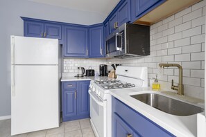 Microwave, dishwasher, cookware/dishes/utensils, paper towels - One BR in Lodi Pet Friendly with Laundry & Parking (Lodi)