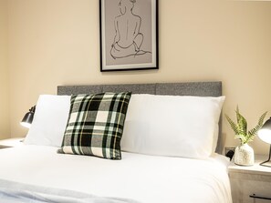 Apartment | 3 bedrooms, iron/ironing board - 3BR Waterfront Apt - 10 min to City Center Ipswich (Ipswich)